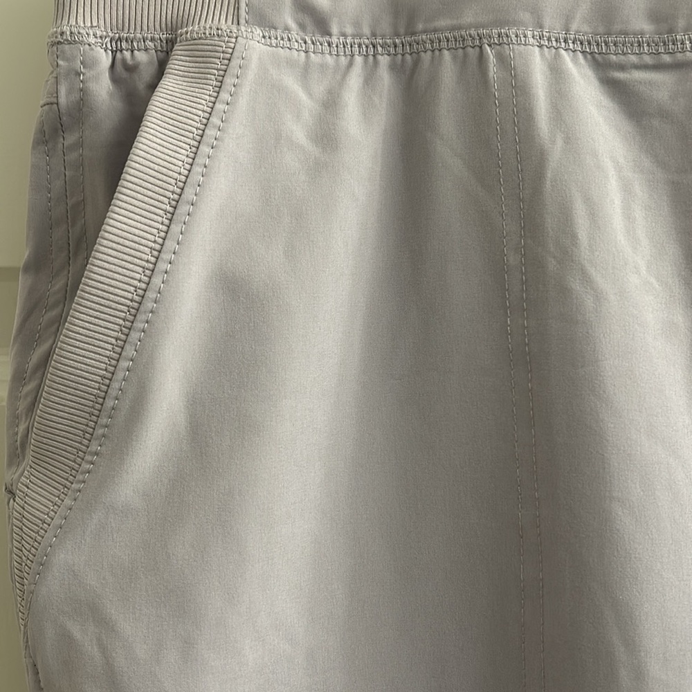 Capris lavender color polyester and spandex - Picture 4 of 6